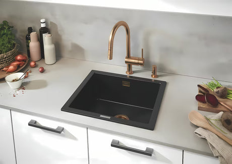Dřezová kuchyňská baterie Grohe Minta s vysokou C výpustí a vytahovací sprškou v kartáčovaném warm sunset.