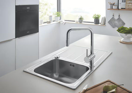 Chromová dřezová baterie Grohe Minta s vysokou otočnou výpustí a vytahovací sprškou