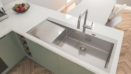 Dřezová baterie Grohe Minta supersteel s vysokou otočnou výpustí a vytahovací sprškou