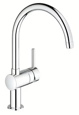 Chromová dřezová baterie Grohe Minta s otočnou C výpustí pro pohodlné používání v kuchyni.