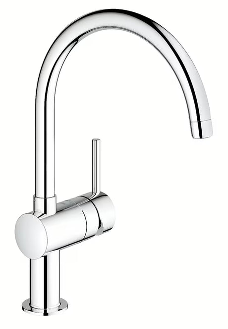 Chromová dřezová baterie Grohe Minta s otočnou C výpustí pro pohodlné používání v kuchyni.