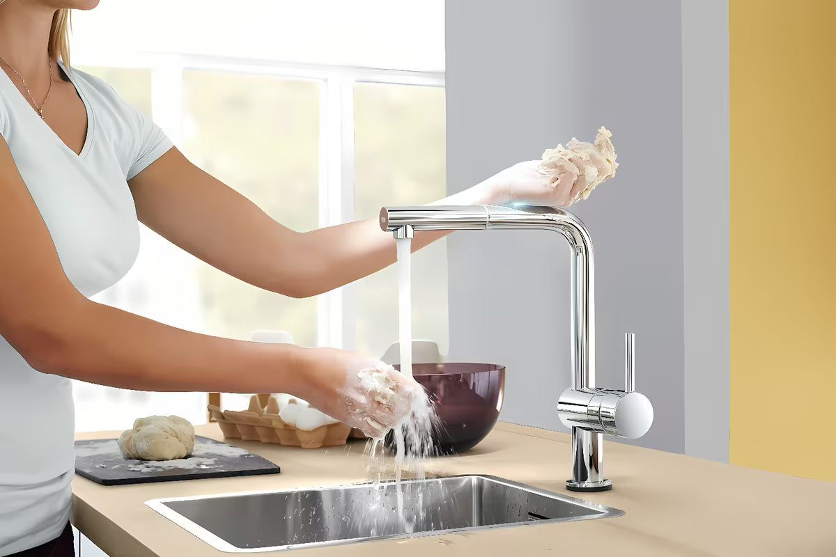 Chromová senzorová dřezová baterie Grohe Minta Touch s otočnou L-výpustí a vytahovacím perlátorem