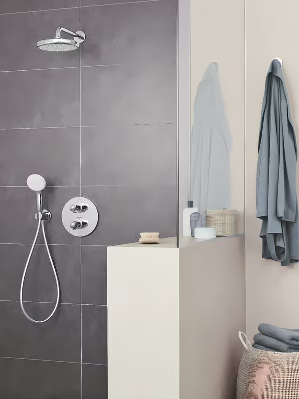 Kromiran nadglavna prha Grohe Tempesta 210 s stenskim pršnim ročajem in curkom Rain