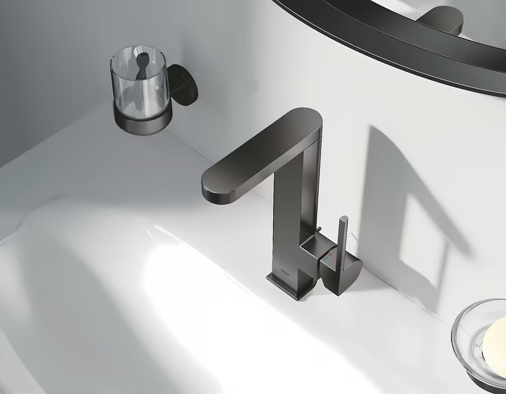 Vysoká umyvadlová baterie Grohe Plus s vytahovací výpustí v provedení kartáčovaný Hard Graphite.