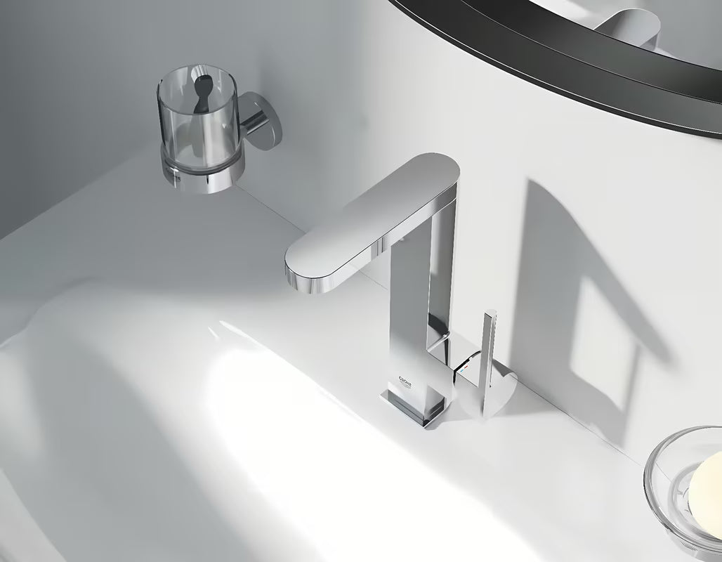 Chromová umyvadlová baterie Grohe Plus s vysokým výtokem, otočnou výpustí a pákovým ovládáním
