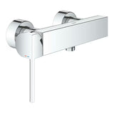 Nástěnná páková sprchová baterie Grohe Plus v chromovém provedení.