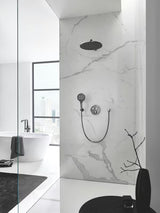 Pevný nástěnný držák ruční sprchy Grohe Rainshower neutral s kruhovou rozetkou v povrchu Hard Graphite.