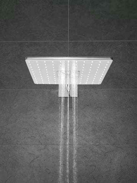 Hlavová sprcha Grohe Rainshower SmartActive 310 Cube s bílým sprchovým diskem a nástěnným ramenem