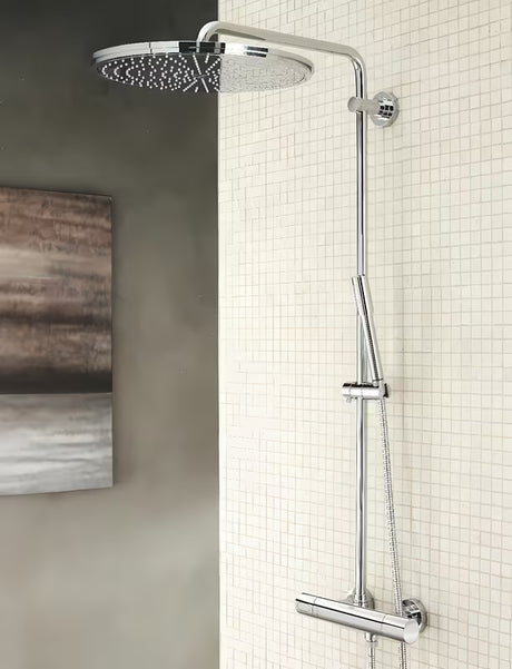 Sprchový systém Grohe Rainshower System s termostatickou baterií v chromovém provedení s hlavovou a ruční sprchou.