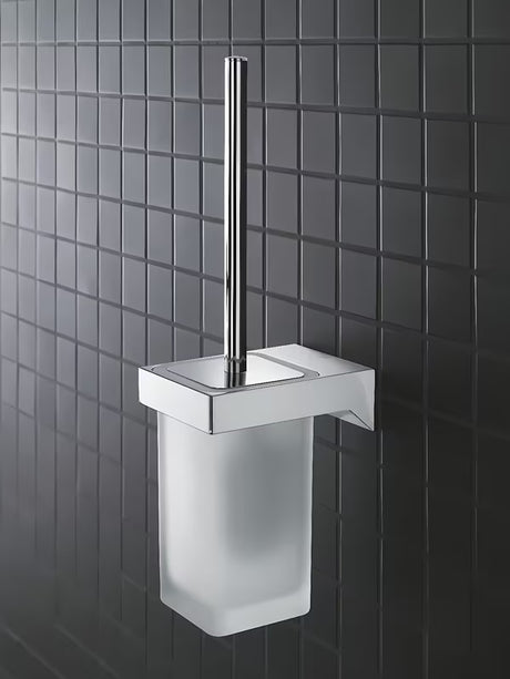 Nástěnná WC štětka Grohe Selection Cube v chromu se skrytým upevněním a držákem ze skla a kovu.