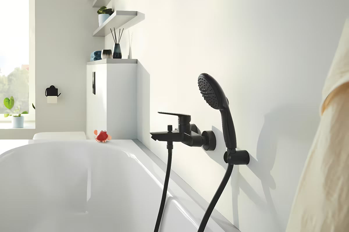 Stenska enoročna armatura za kad Grohe Start v mat črni izvedbi s preklopnikom kad/tuš