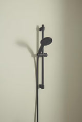 Tuš set Grohe Tempesta 110 v mat črni izvedbi z ročno prho, pršno letvijo in cevjo