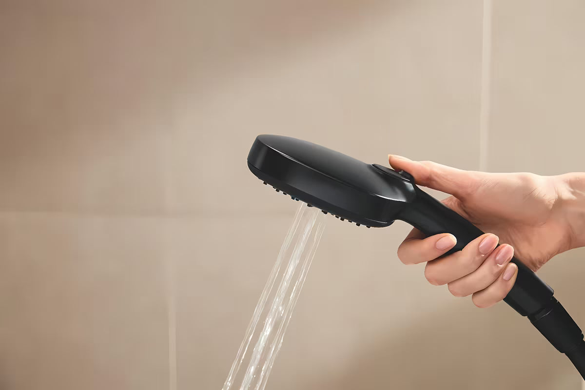 Matně černý sprchový systém Grohe Vitalio Comfort 250 s termostatickou baterií, hlavovou a ruční sprchou