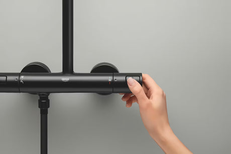 Matně černý sprchový systém Grohe Vitalio Comfort 250 s termostatickou baterií, hlavovou a ruční sprchou