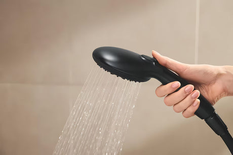 Matně černý sprchový systém Grohe Vitalio Start 250 s termostatickou baterií, hlavovou a ruční sprchou