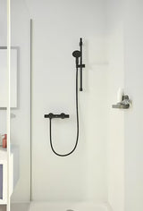 Sprchová tyč Grohe Vitalio Universal v matné černé barvě s posuvným a otočným držákem ruční sprchy.