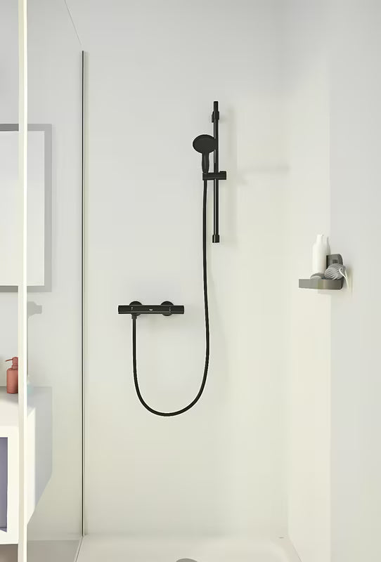 Sprchová tyč Grohe Vitalio Universal v matné černé barvě s posuvným a otočným držákem ruční sprchy.