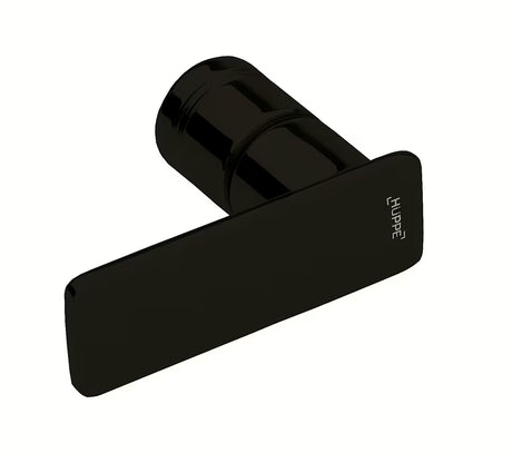 Bezrámové sprchové dveře Hüppe Strike New 90 cm s čirým sklem a černým matným profilem.