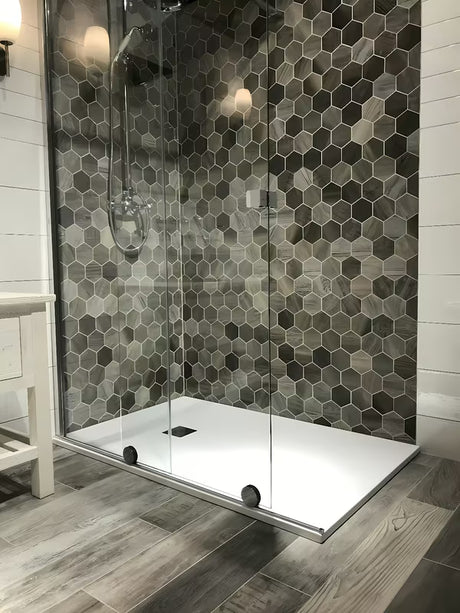 Sprchová zástěna Walk-In Hüppe Xtensa pure 140 cm v lesklém chromu s čirým sklem a posuvným otevíráním.