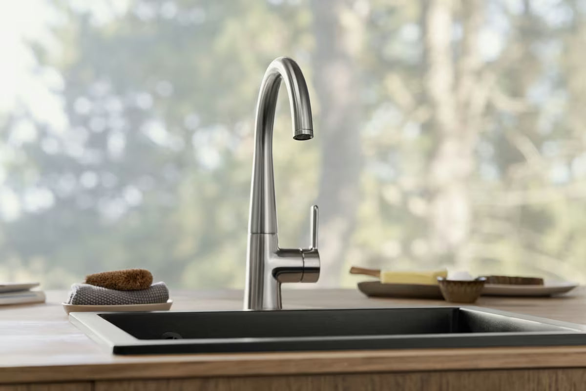 Hansa Designo páková stojánková dřezová baterie s otočným ramínkem v provedení broušená ocel