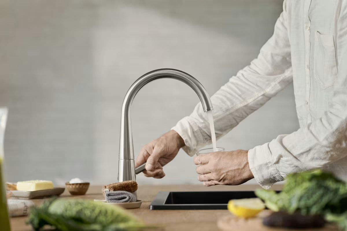 Hansa Designo páková stojánková dřezová baterie s otočným ramínkem v provedení broušená ocel