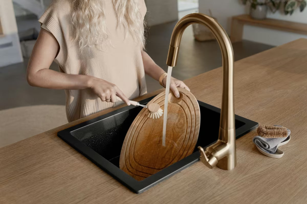 Dřezová baterie Hansa Designo s vytahovací sprškou v provedení broušený bronz