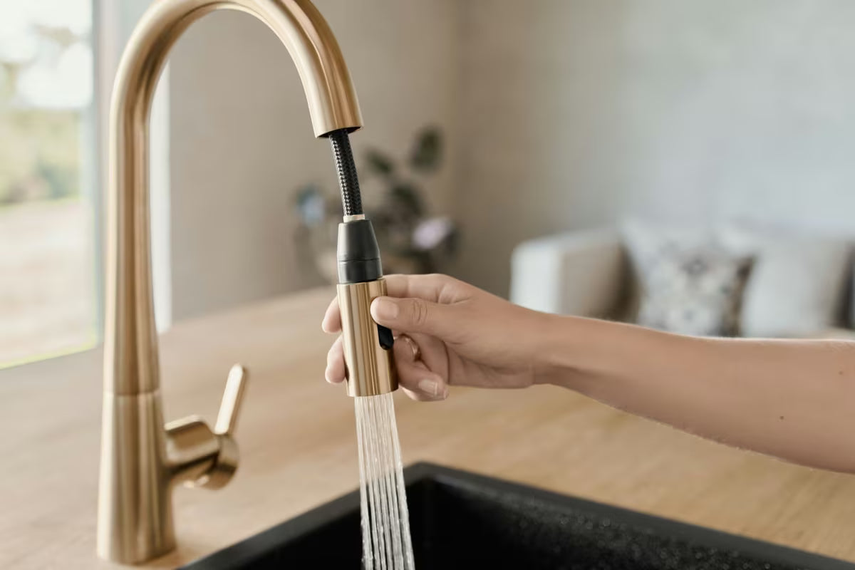 Dřezová baterie Hansa Designo s vytahovací sprškou v provedení broušený bronz