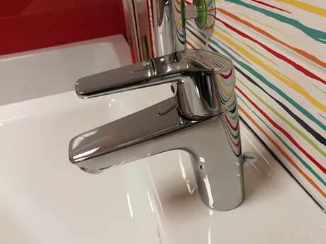 Chromová páková umyvadlová baterie Hansa HA224 se studeným startem a výpustí v oblém designu.