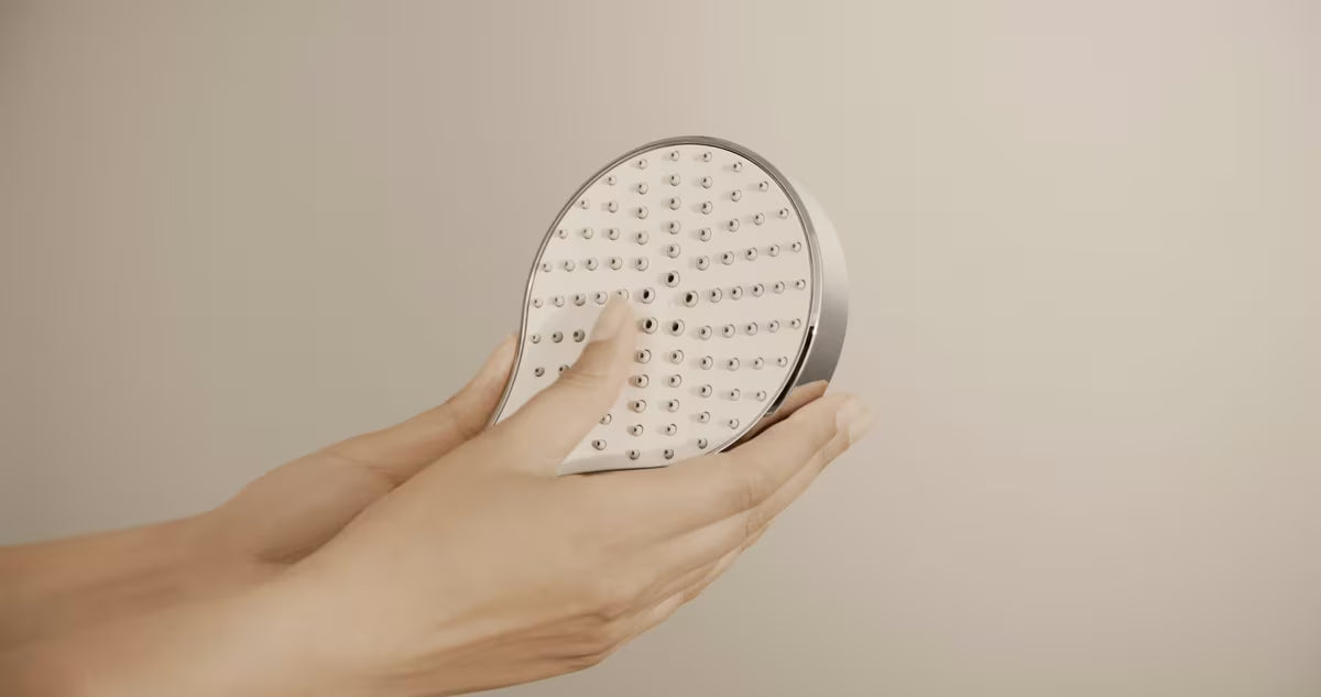 Chromový vanový set Hansa Viva s ruční sprchou se třemi proudy a sprchovou hadicí 1250 mm.