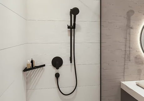 Rohová polička do sprchy Hansgrohe AddStoris v matné černé barvě pro uložení šamponu a doplňků.