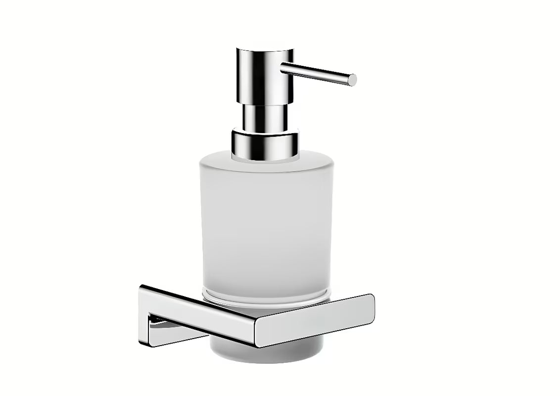 Chromovaný nástěnný dávkovač tekutého mýdla hansgrohe AddStoris se skleněnou nádobou a kovovým držákem.