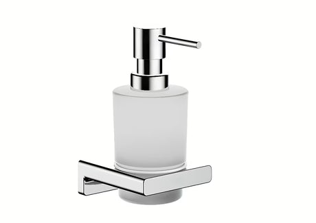 Chromovaný nástěnný dávkovač tekutého mýdla hansgrohe AddStoris se skleněnou nádobou a kovovým držákem.