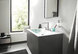 Chromovaný nástěnný dávkovač tekutého mýdla hansgrohe AddStoris se skleněnou nádobou a kovovým držákem.