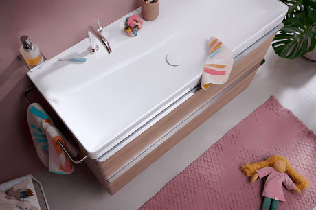 Chromovaný nástěnný dávkovač tekutého mýdla hansgrohe AddStoris se skleněnou nádobou a kovovým držákem.