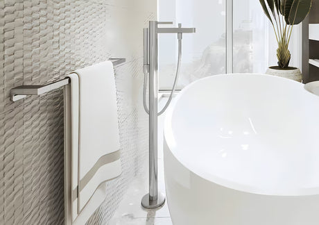 Chromovaný nástěnný držák ručníků Hansgrohe AddStoris s minimalistickým designem a skrytým upevněním.