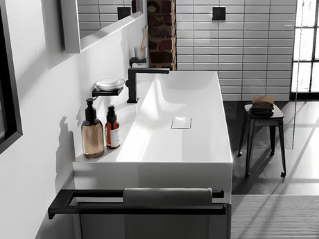 Hansgrohe AddStoris dvojitý nástěnný držák ručníků v matné černé barvě se skrytým uchycením.