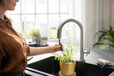 Dřezová kuchyňská baterie Hansgrohe Aqittura ve vzhledu nerezu s filtrem, vytahovacím výtokem a sBoxem