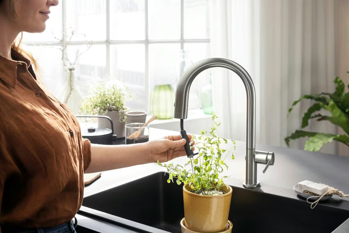 Dřezová kuchyňská baterie Hansgrohe Aqittura ve vzhledu nerezu s filtrem, vytahovacím výtokem a sBoxem