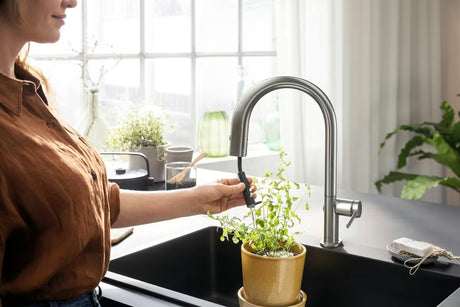 Dřezová kuchyňská baterie Hansgrohe Aqittura ve vzhledu nerezu s filtrem, vytahovacím výtokem a sBoxem