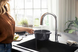 Chromová dřezová baterie hansgrohe Aqittura s filtrem a vytahovacím výtokem