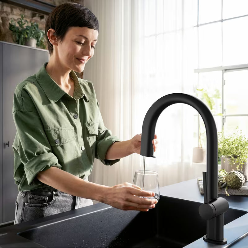 Hansgrohe Aqittura dřezová baterie v matné černé s vytahovacím výtokem a tlačítkem pro filtrovanou vodu