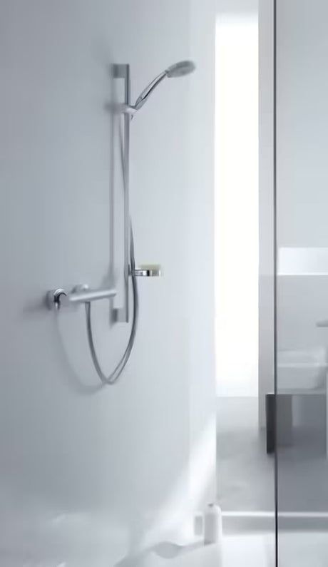 Sprchový set Hansgrohe Croma 100 Vario v provedení chrome s ruční sprchou, tyčí, hadicí a mýdlenkou.