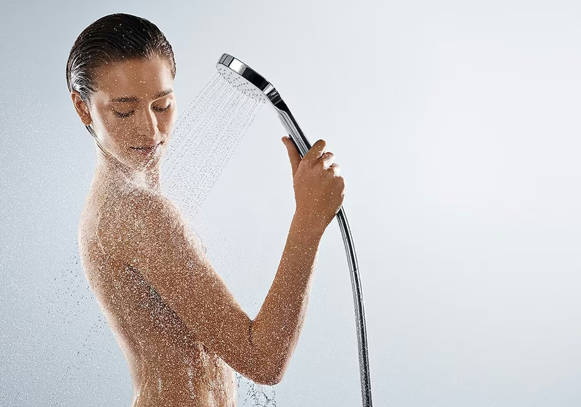 Ruční sprcha Hansgrohe Croma Select E Vario v provedení bílá chrom s tlačítkem Select a průměrem 110 mm.