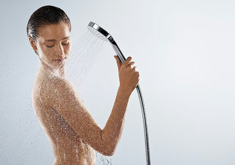Ruční sprcha Hansgrohe Croma Select E Vario v provedení bílá chrom s tlačítkem Select a průměrem 110 mm.