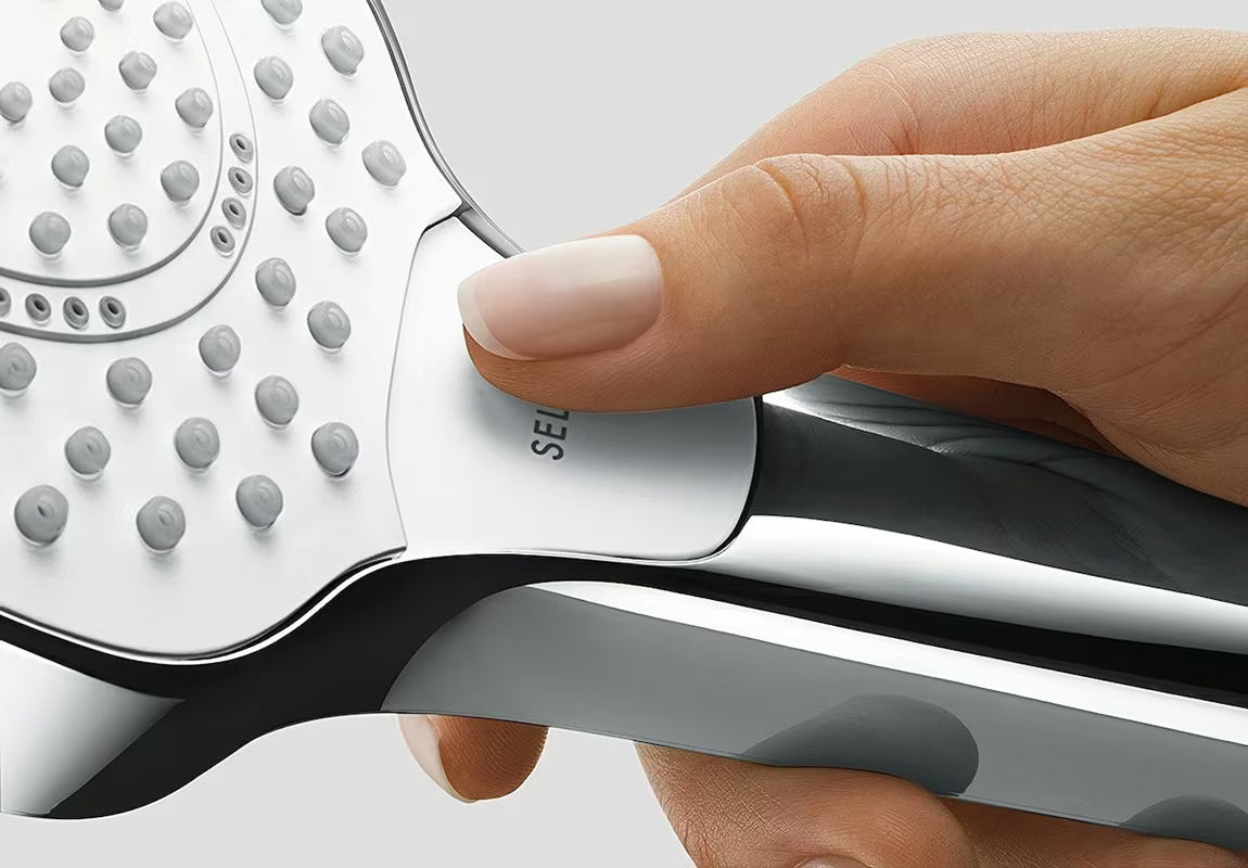 Ruční sprcha Hansgrohe Croma Select E Vario v provedení bílá chrom s tlačítkem Select a průměrem 110 mm.