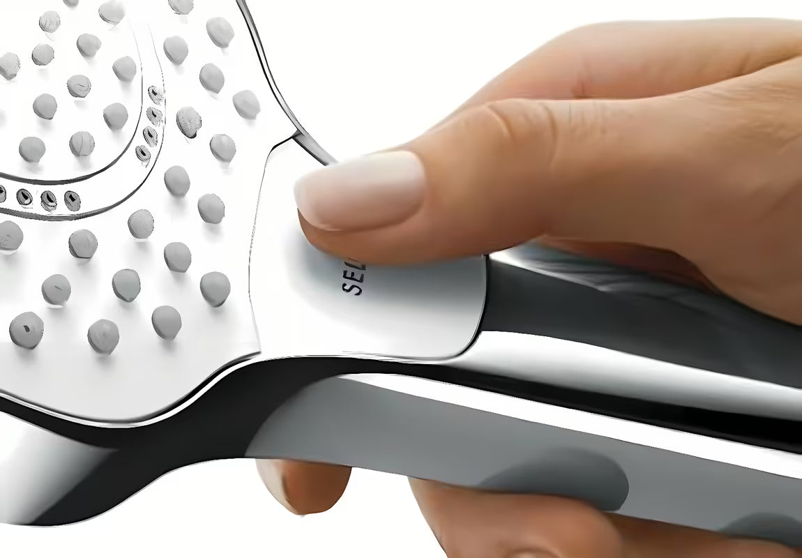 Ruční sprcha Hansgrohe Croma Select E v bílé a chromu s tlačítkem Select a sprchovým diskem 110 mm