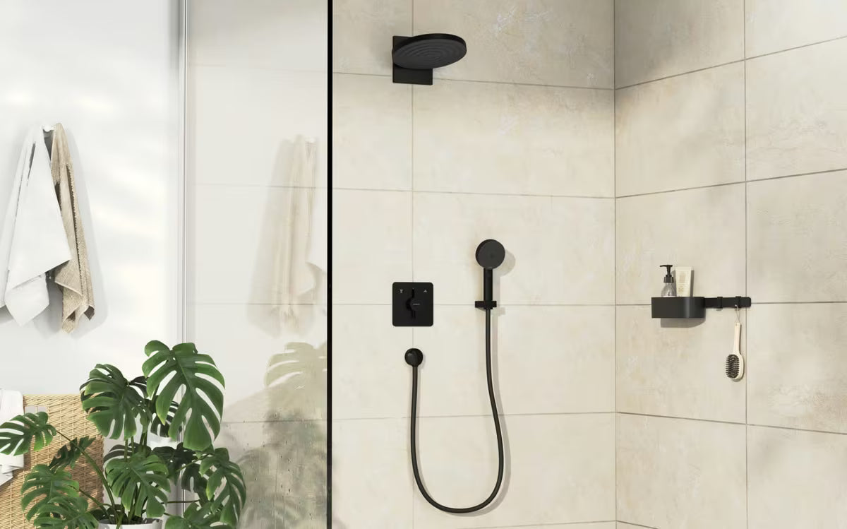 Podomítková sprchová baterie hansgrohe DuoTurn Q v matně černém provedení pro ovládání dvou spotřebičů.