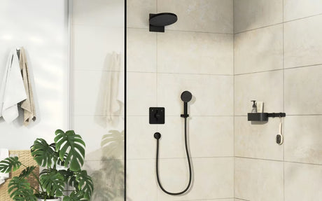 Podomítková sprchová baterie hansgrohe DuoTurn Q v matně černém provedení pro ovládání dvou spotřebičů.