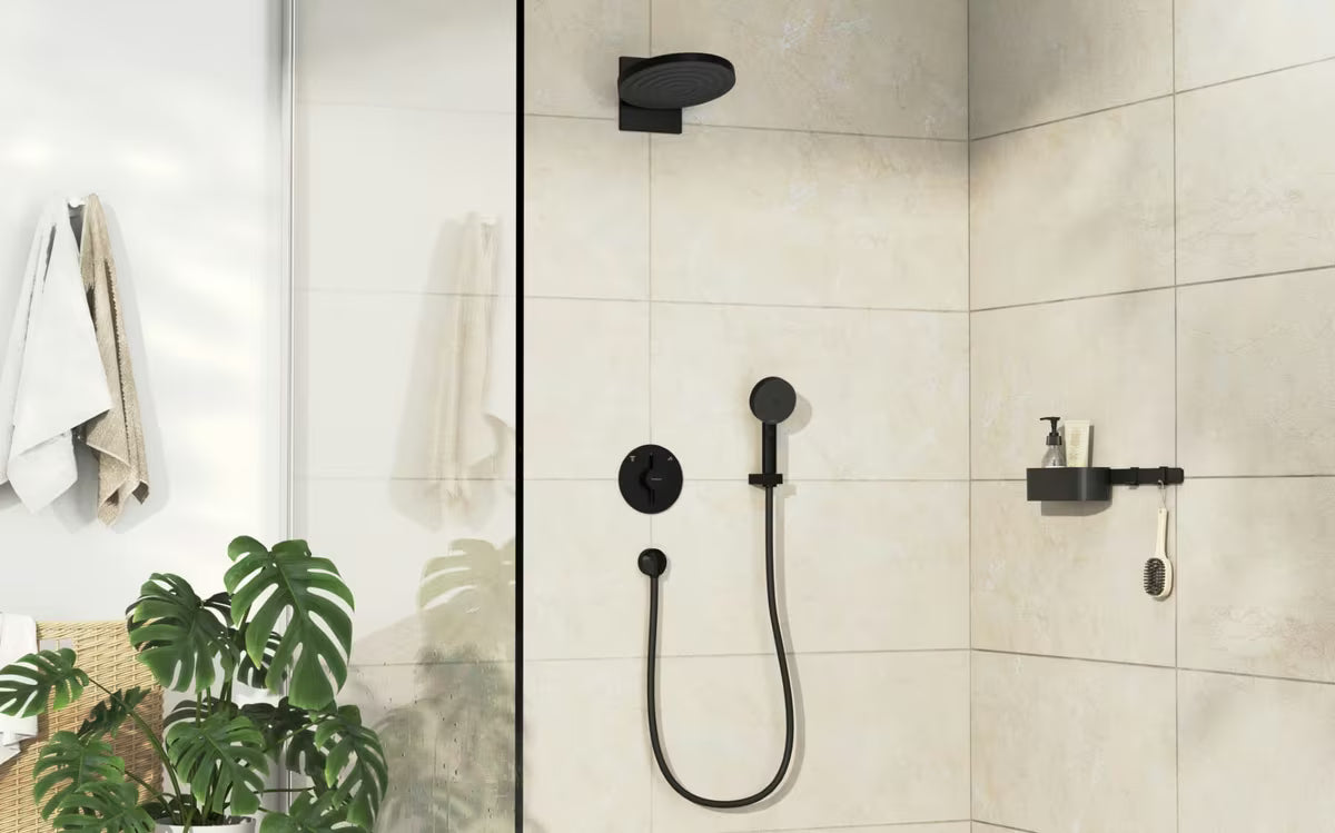 Podomítková sprchová baterie Hansgrohe DuoTurn S v matné černé pro ovládání dvou spotřebičů.