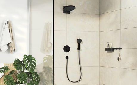 Podomítková sprchová baterie Hansgrohe DuoTurn S v matné černé pro ovládání dvou spotřebičů.